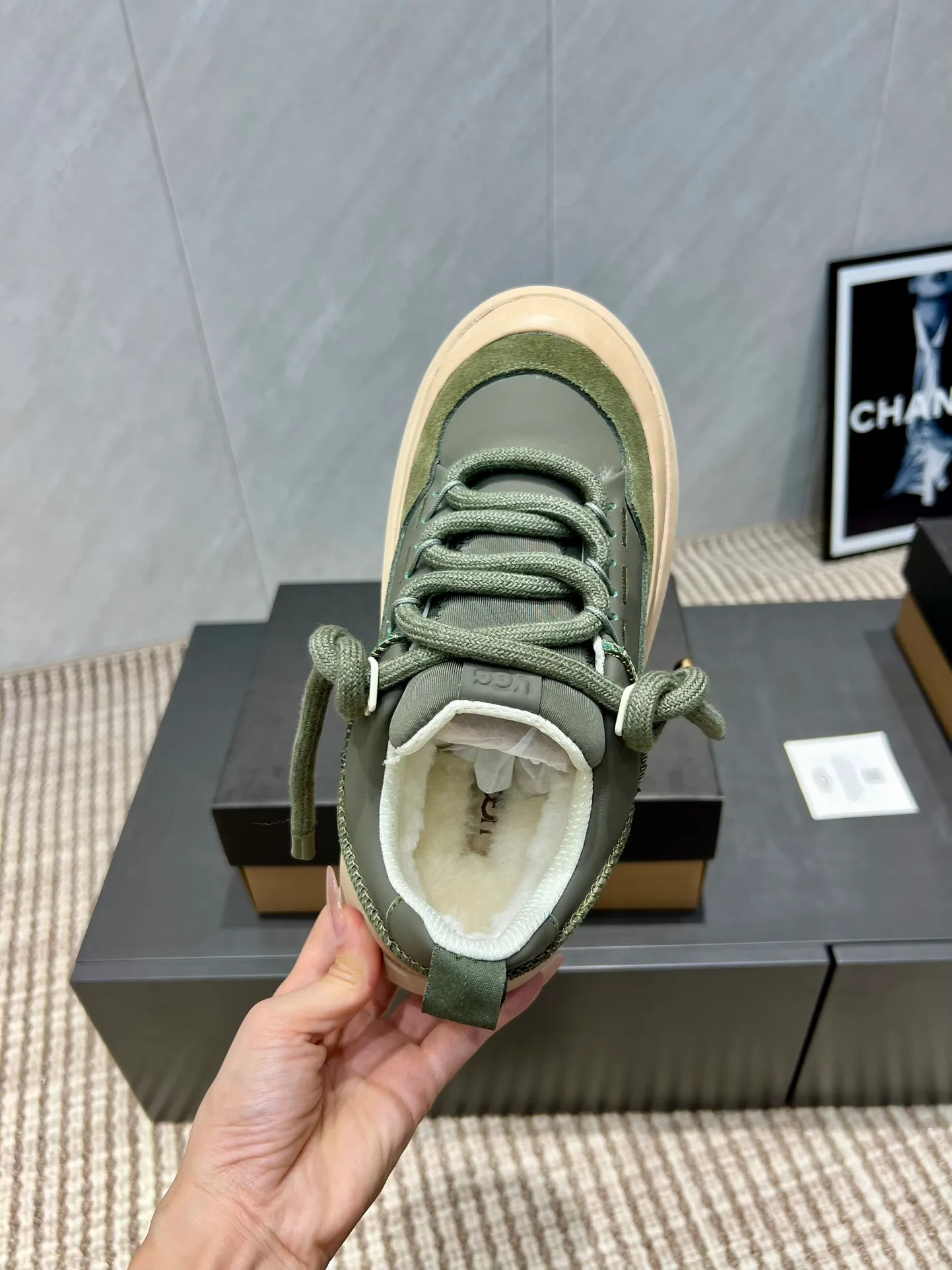 Factory: Couple P620💰 "Exclusive top version" UGG~25vs popular platform thick-soled casual shoes series... [Couple's thick-soled Maori casual shoes] A shoe that will not clash with shirts, simple partition design ➕ spotted outsole, silk curly upper, a must-have for autumn and winter, can be worn with any pants or skirt, very comfortable and good-looking... ❶Fabric: Original customized cow ➕ Sheepskin ❷Inner lining: original customized wool ❸Feet: original customized sheepskin ❹Outsole: original molded foam outsole ❺Number: 35-44 (Female 41. Male 45. Customized, non-returnable) ❻Packaging: Original full set of packaging ☀Color: Official website updated simultaneously